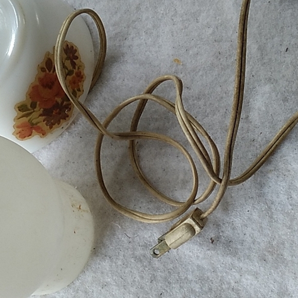 Vintage milk glass transferwear desk bedside lamp - Picture 5 of 5